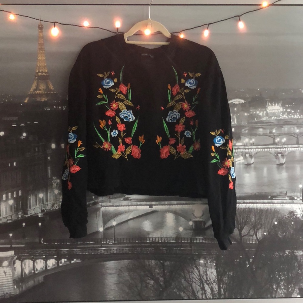 Embroidered Flower Crew Sweatshirt